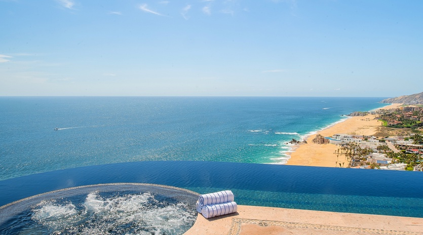 Villa Turquesa jacuzzi and infinity pool overlooking beachfront views in Pedregal Cabo San Lucas