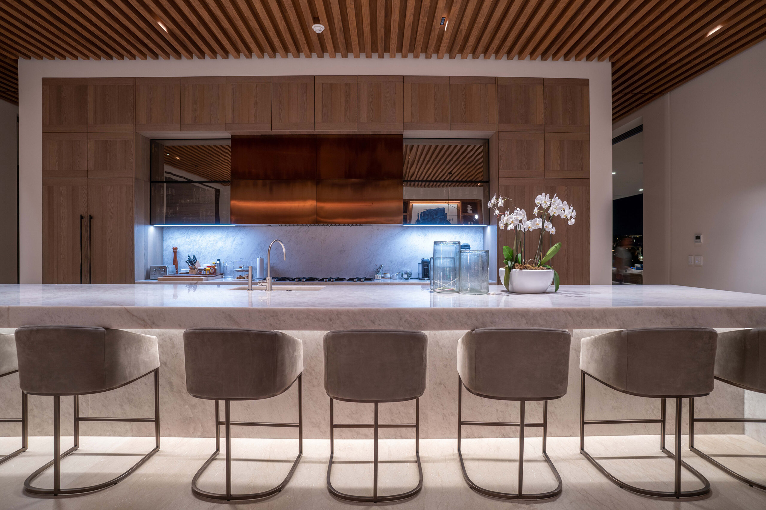 Casa Elije fully equipped kitchen with bar seaiting in Palmilla Los Cabos