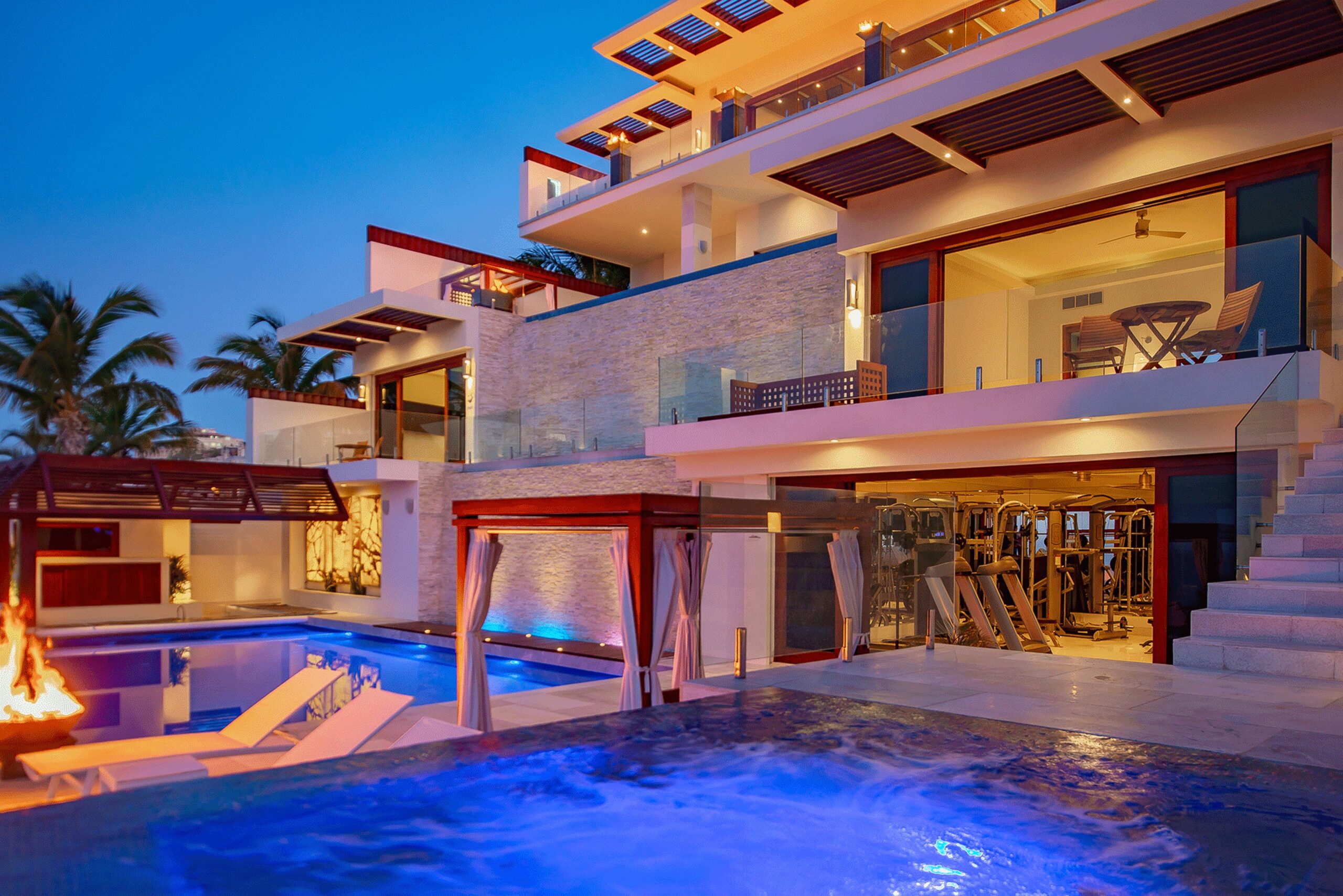 Mantea Casa Cabo patio with infinity edge pool