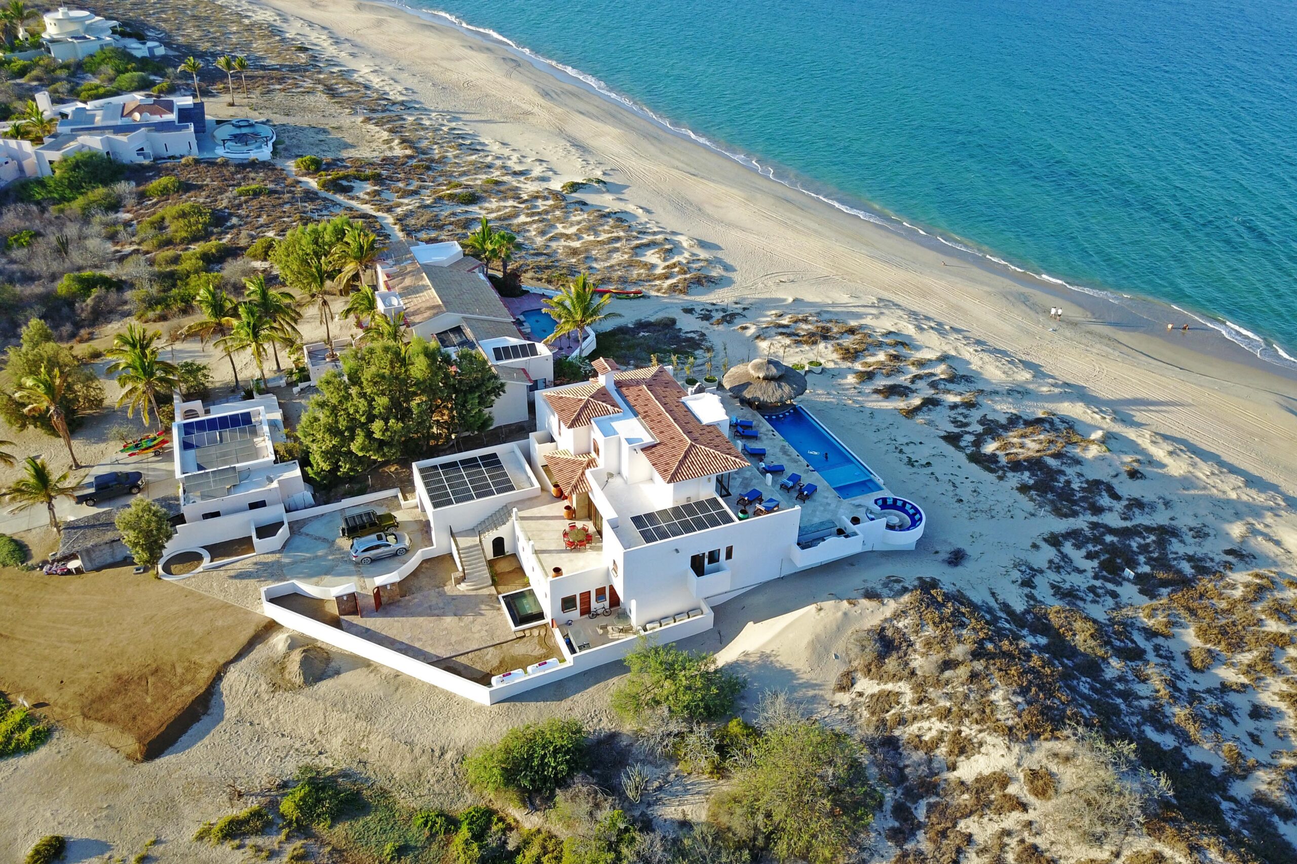 Villa Bahia de los Frailes indoor gathering space in Cabo Pulmo, Beachfront Los Cabos