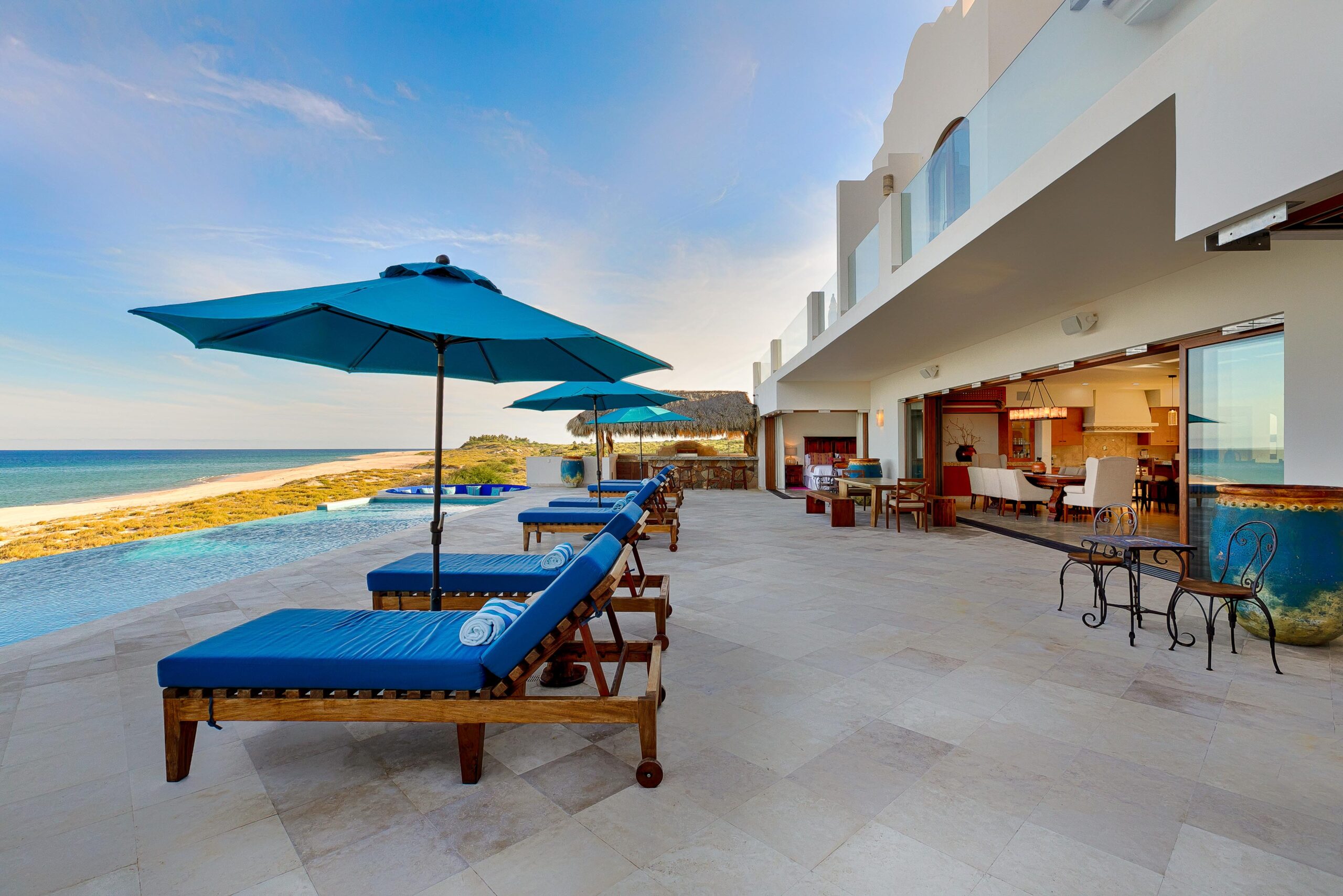 Villa Bahia de los Frailes outdoor dining area in Cabo Pulmo, Beachfront Los Cabos