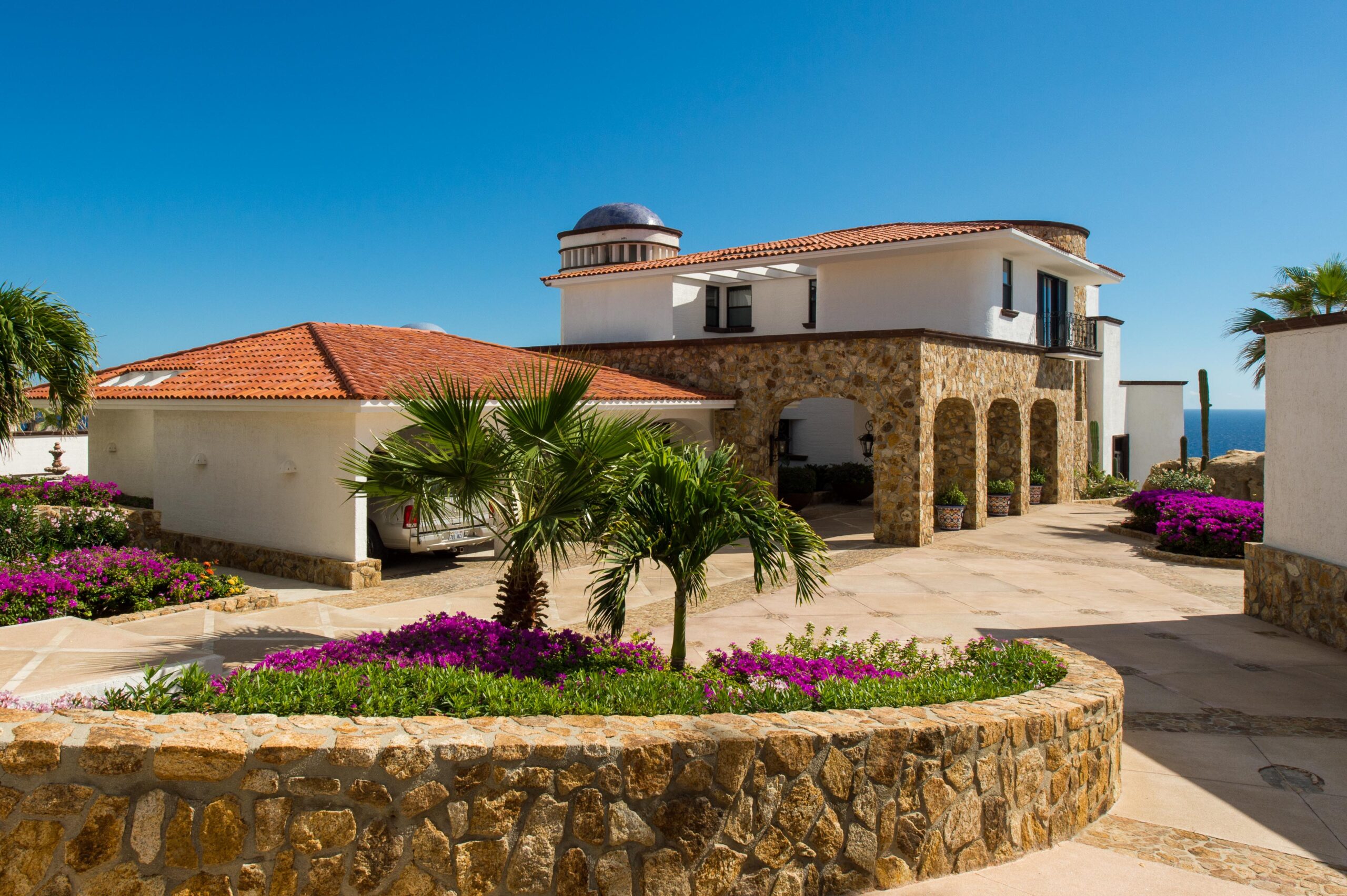 Villa Grande multicar driveway with stone entrance in Pedregal Pacific, Oceanfront Los Cabos
