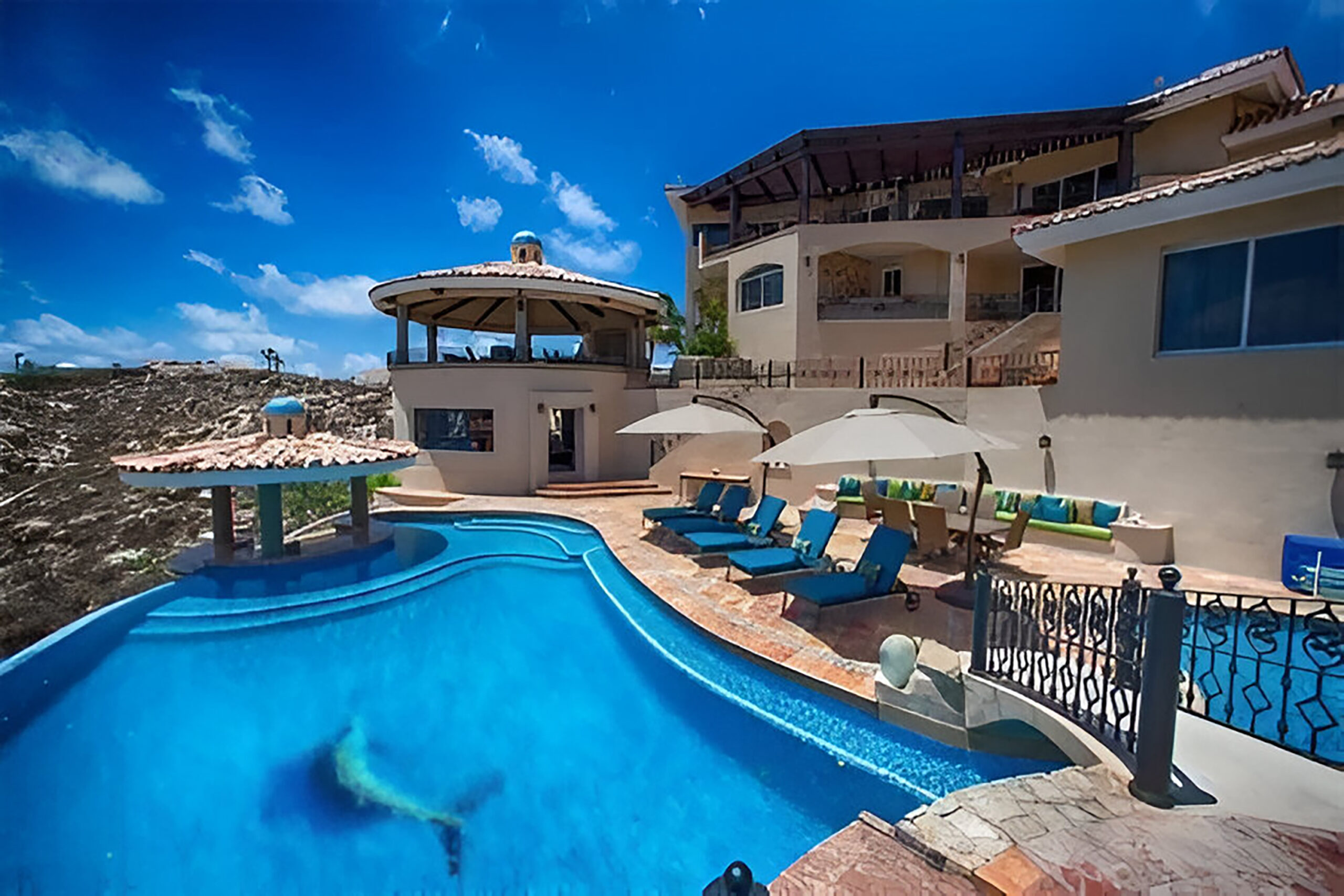 Villa Las Palmas kitchen and bar area in Pedregal Pacific, Onsite Villa Staff Los Cabos
