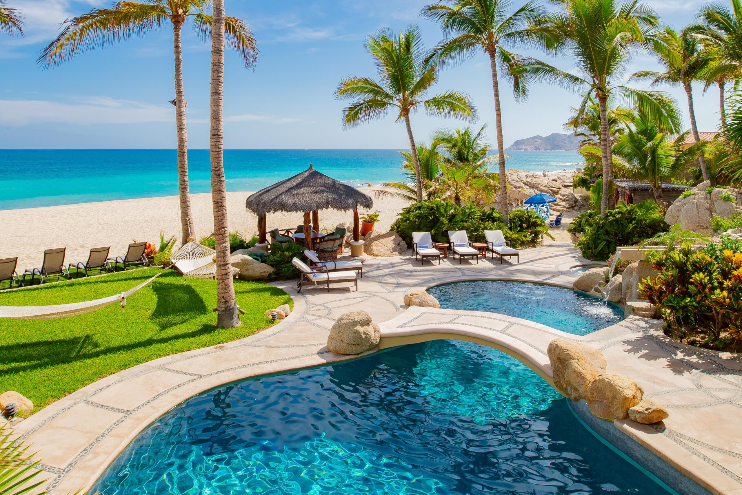Villa Las Rocas patio with pool and beach view in Costa Brava, Beachfront Los Cabos