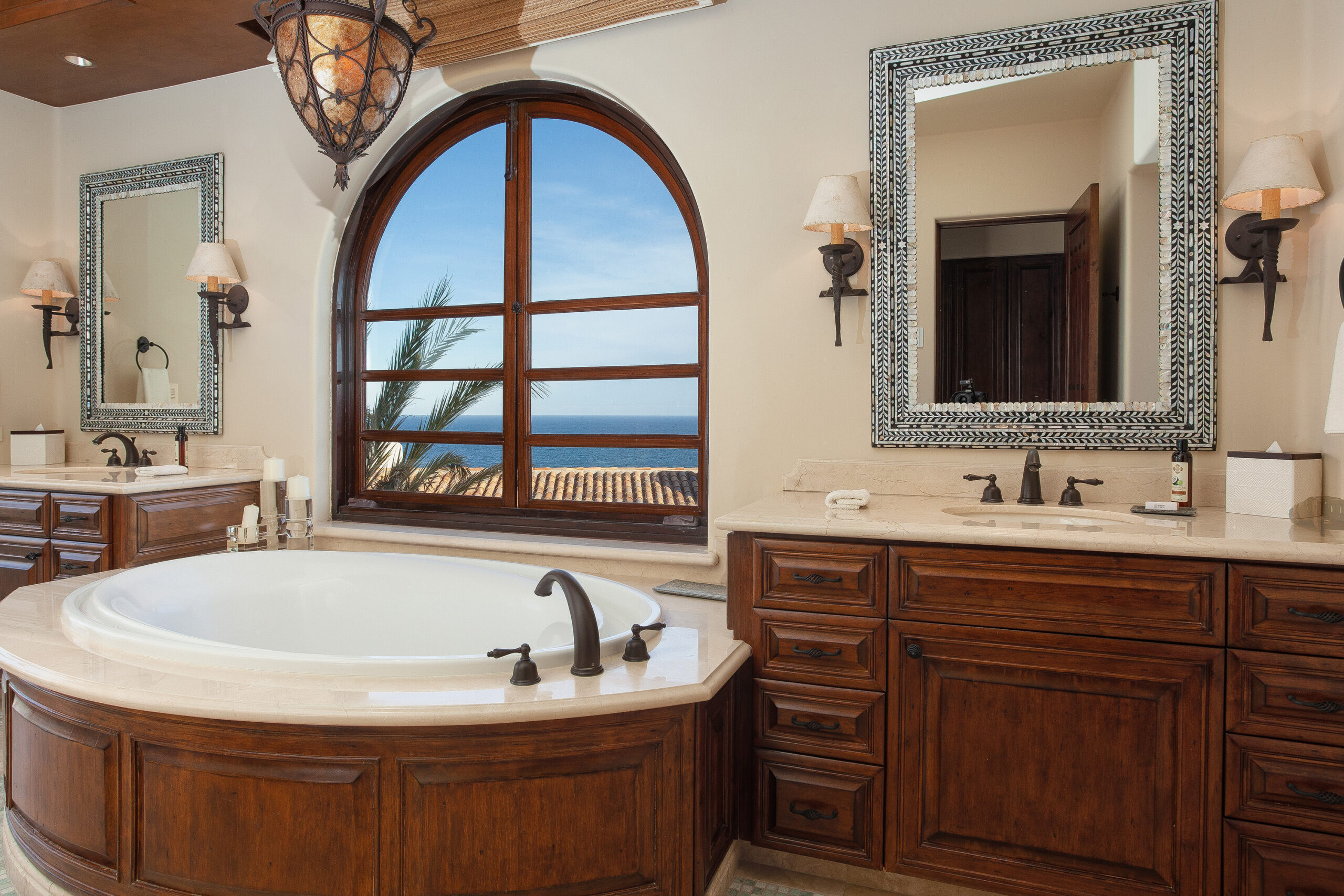 Villa Mar Azul Palmilla en suite bathroom with bathtub and ocean views