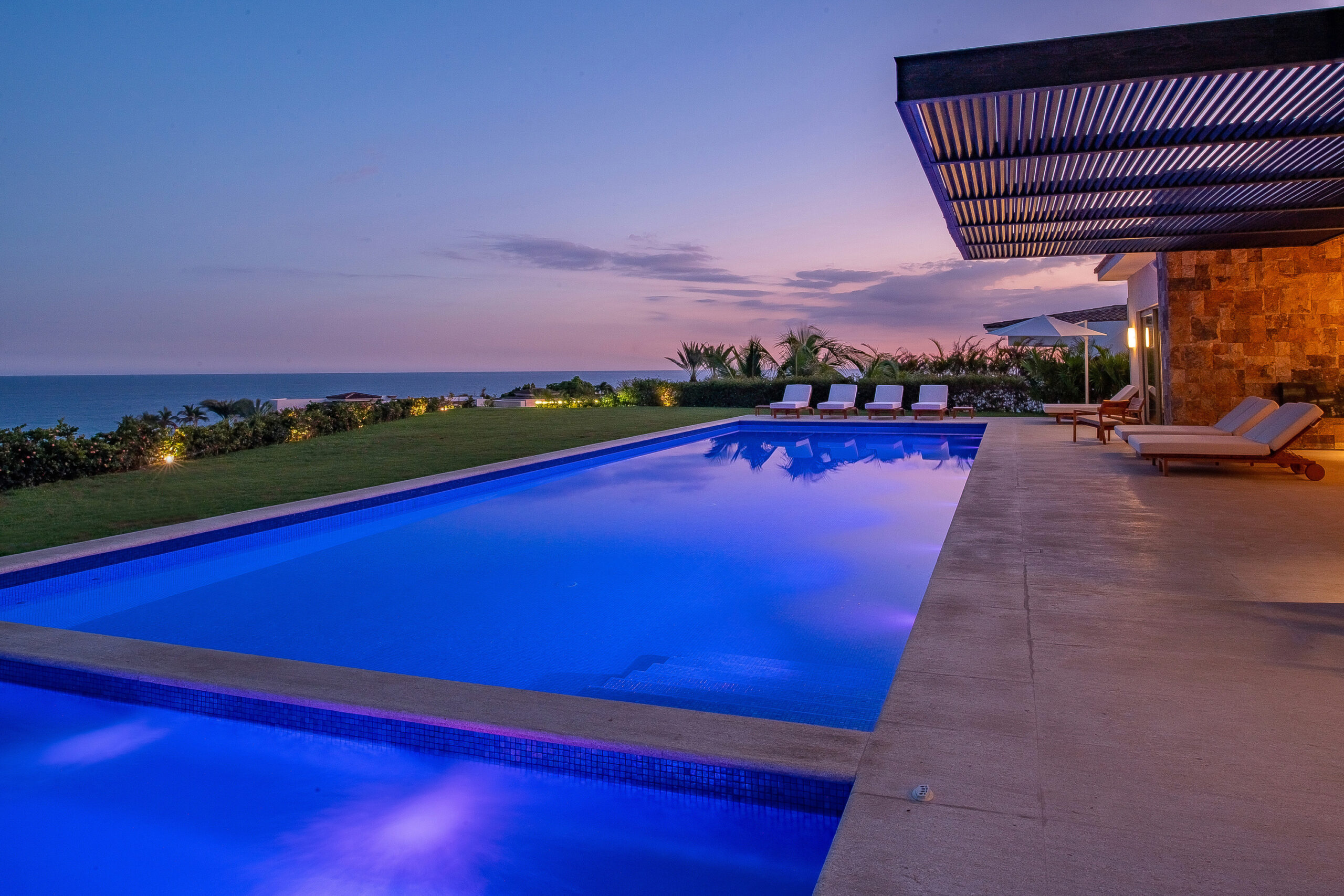 Villa Saguaro pool and jacuzzi with ocean view during sunset in Puerto Los Cabos
