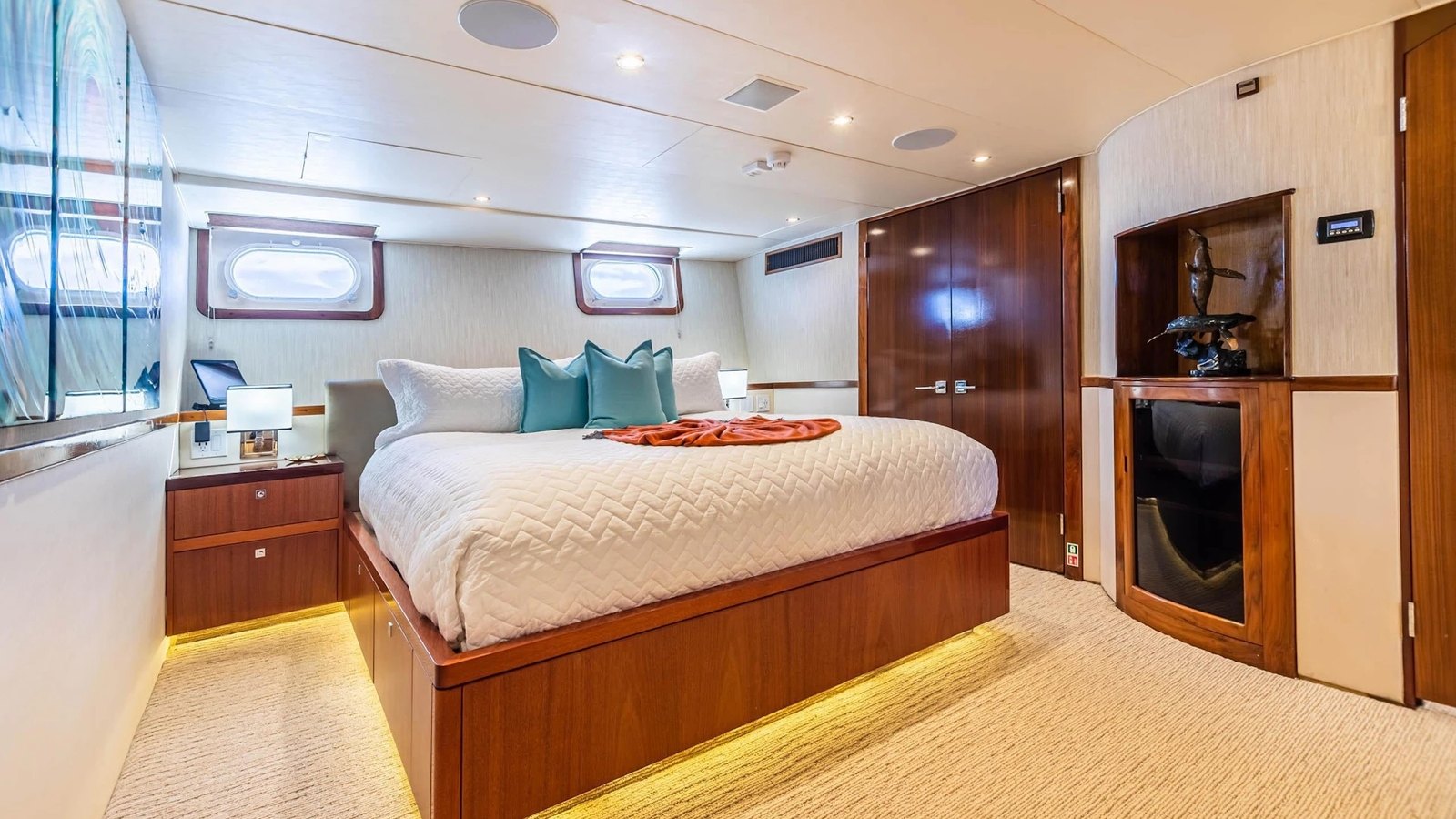 Full-beam master cabin aboard El Rey
