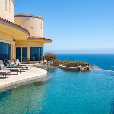 Infinity pool at Villa Punta Vista overlooking the Pacific Ocean in Pedregal