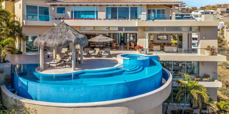 Villa Mountain View exterior and curved infinity pool in Pedregal
