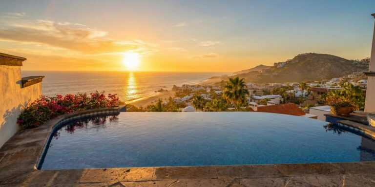 Villa Sunset infinity pool overlooking the Pacific at sunset in Pedregal