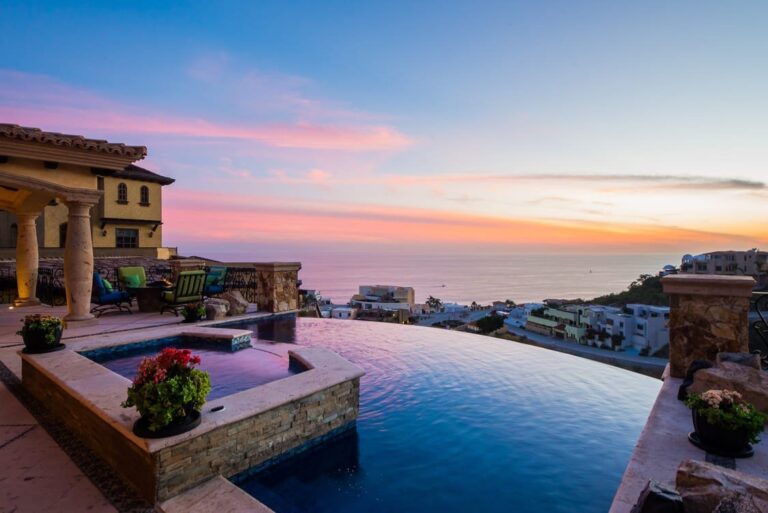 Casa Piedra in Pedregal with private pool and ocean views